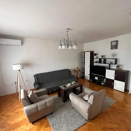 Devetka 公寓 皮罗特